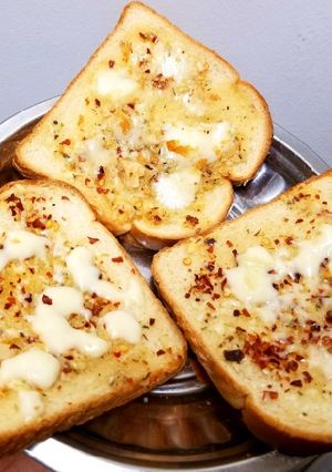 A picture of Cheesy Garlic Bread toast.