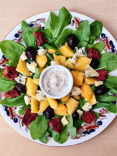 Una foto de Ensalada de radicheta, durazno y queso azul 🍑