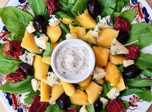Una foto de Ensalada de radicheta, durazno y queso azul 🍑
