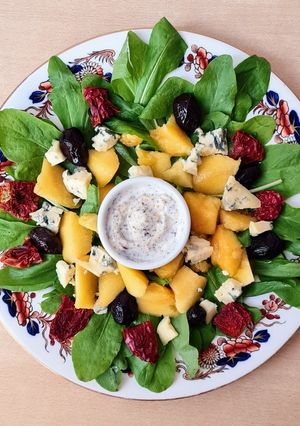 Una foto de Ensalada de radicheta, durazno y queso azul 🍑