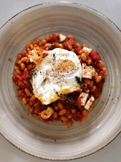 Una foto de Fessolets con tomate y queso feta al horno con huevo frito