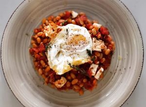 Foto principal de Fessolets con tomate y queso feta al horno con huevo frito
