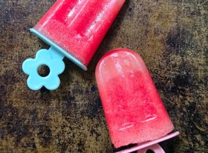 Una foto de Heladito fácil y saludable de sandía 🍉 Sandía helada 🍉2 ingredientes 🍉🍋Paleta o polo de sandía