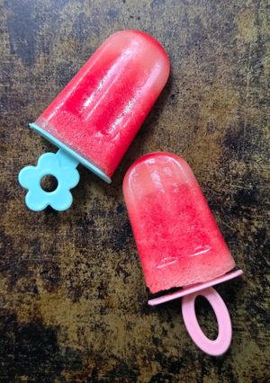 Una foto de Heladito fácil y saludable de sandía 🍉 Sandía helada 🍉2 ingredientes 🍉🍋Paleta o polo de sandía