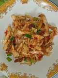 Ayam Goreng Suwir Merdeka dengan Bumbu Dasar Merah