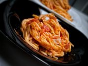 Une photo de plat avec spaghetti