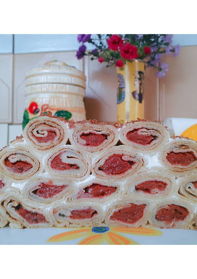 Млинцевий торт зі сметанним кремом і вишнею