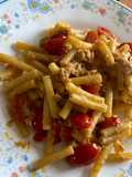 Maccheroni con pomodorini freschi, capperi e tonno