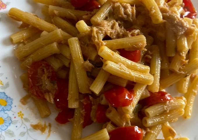 Maccheroni con pomodorini freschi, capperi e tonno