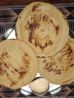 મકાઇ ના રોટલા (Makai Rotla Recipe In Gujarati) રેસીપી મુખ્ય ફોટો