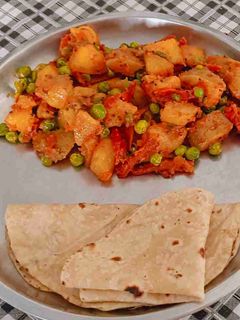 ગાજર - વટાણા અને બટાકા નું શાક રેસીપી મુખ્ય ફોટો