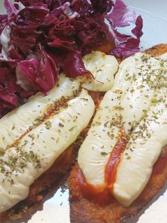 Una foto de Milanesas napo de berenjenas al horno con ensalada de radicchio