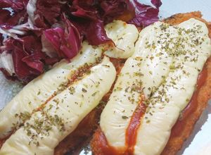Una foto de Milanesas napo de berenjenas al horno con ensalada de radicchio