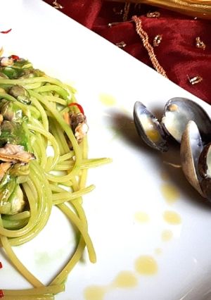 Foto di Spaghetti alle vongole veraci in clorofilla di prezzemolo