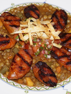 Una foto de LENTEJAS CON CHORIZO Y JULIANA DE TORTILLAS TOSTADAS. JON STYLE