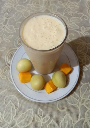 A picture of Mango and apricot milk shake🥭🫒🥭.