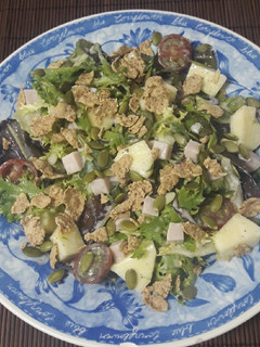 Una foto de Ensalada crujiente de pavo y manzana