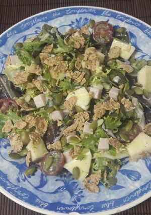 Una foto de Ensalada crujiente de pavo y manzana
