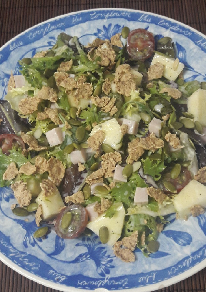 Una foto de Ensalada crujiente de pavo y manzana