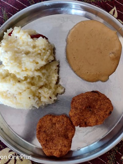 A picture of Pongal,Black eyed beans vada.