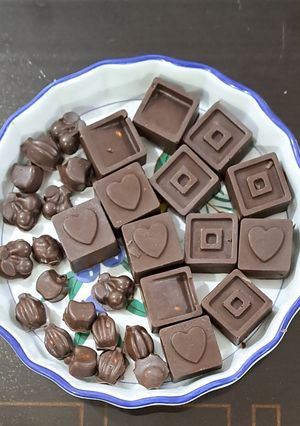 عکسی از دستور دراژه شکلاتی با مغز نخودچی و کشمش