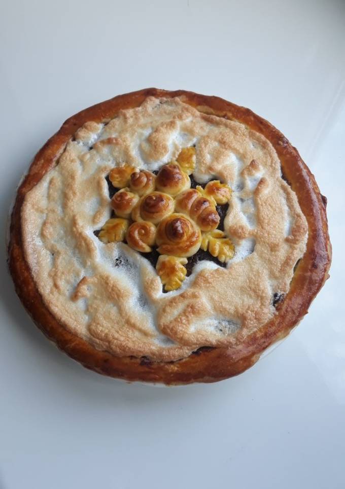 Пирог с черешней и орехами