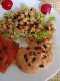 Ensalada de garbanzo con vinagreta de miel y mostaza, salmón ahumado y hummus