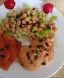 Ensalada de garbanzo con vinagreta de miel y mostaza, salmón ahumado y hummus