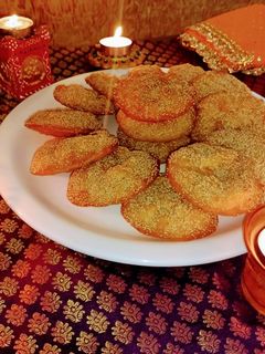 "जाळीदार अनारसे" (Anarse Recipe In Marathi) रेसिपी चे मुख्य फोटो