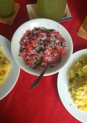 Una foto de Arroz a la jardinera con ensalada criolla y su limonada HB