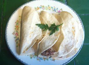 Una foto de Tacos checa y salsas: ponzu, goma dare y chiles toreados