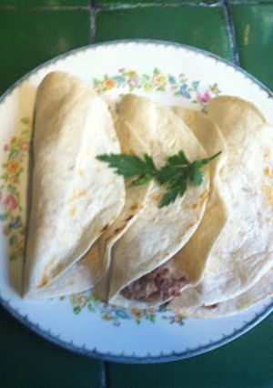 Una foto de Tacos checa y salsas: ponzu, goma dare y chiles toreados