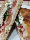 Triángulo de crema de queso azul y salmón ahumado