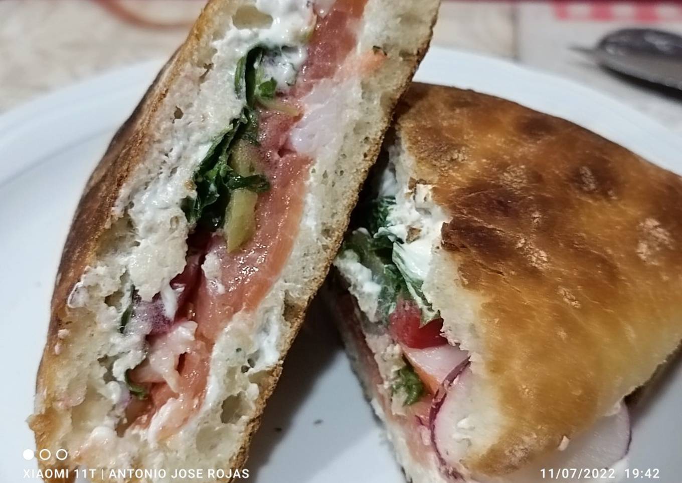 Triángulo de crema de queso azul y salmón ahumado