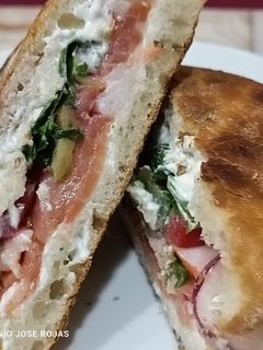 Una foto de Triángulo de crema de queso azul y salmón ahumado