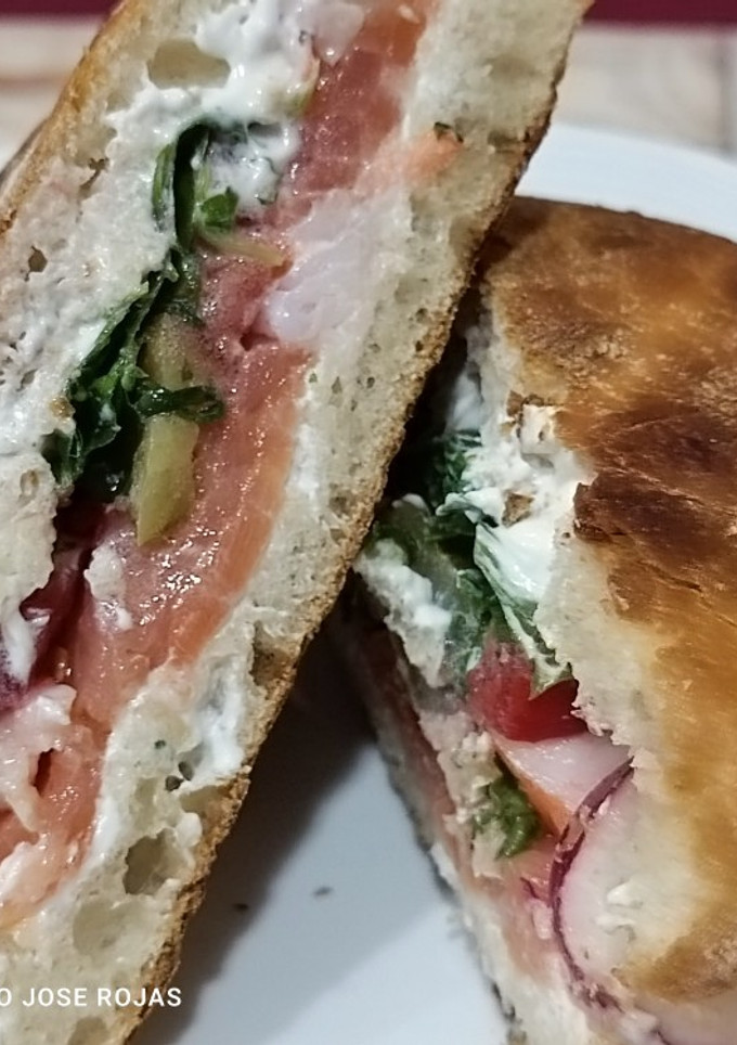 Una foto de Triángulo de crema de queso azul y salmón ahumado