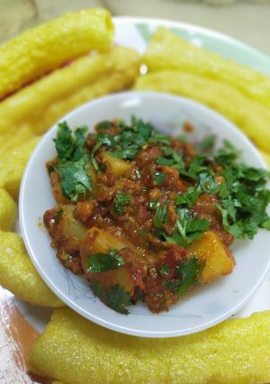 તીખા લસાણીયા બટાકા(tikha lasniya bataka in Gujarati) રેસીપી મુખ્ય ફોટો