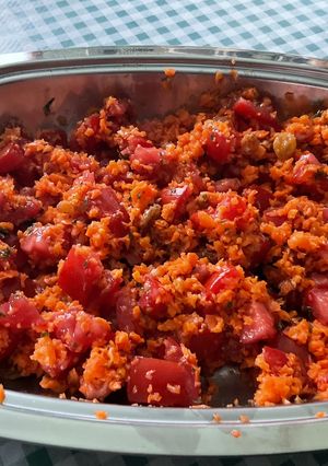 Une photo de Salade de carottes et tomates aux raisins