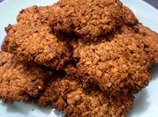 Una foto de galletas de avena miel y nueces