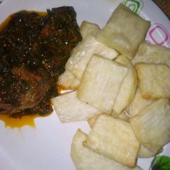 A picture of Fried yam with vegetable sauce.