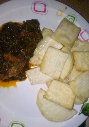A picture of Fried yam with vegetable sauce.