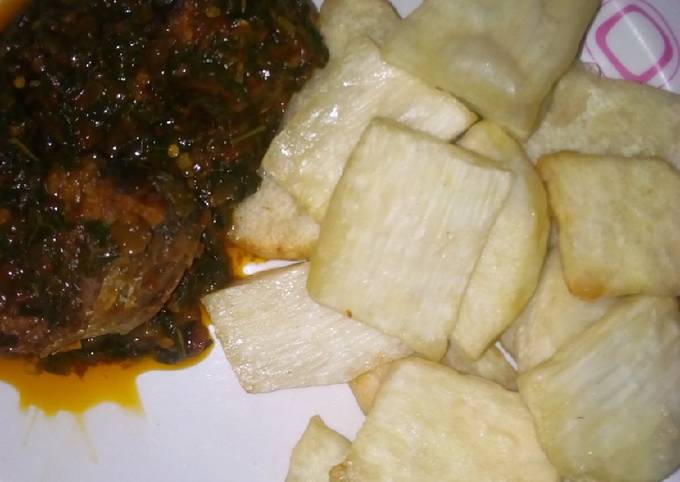 Fried yam with vegetable sauce