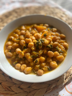 Foto principal de Potaje de garbanzos fácil con espinacas y calabaza