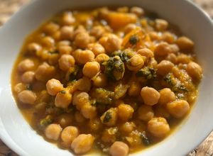 Foto principal de Potaje de garbanzos fácil con espinacas y calabaza