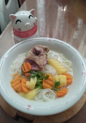 Hình của món Bồ câu hầm rau củ cho bé.