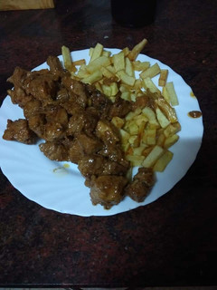 Una foto de Cochino moruno a mi estilo con papas fritas