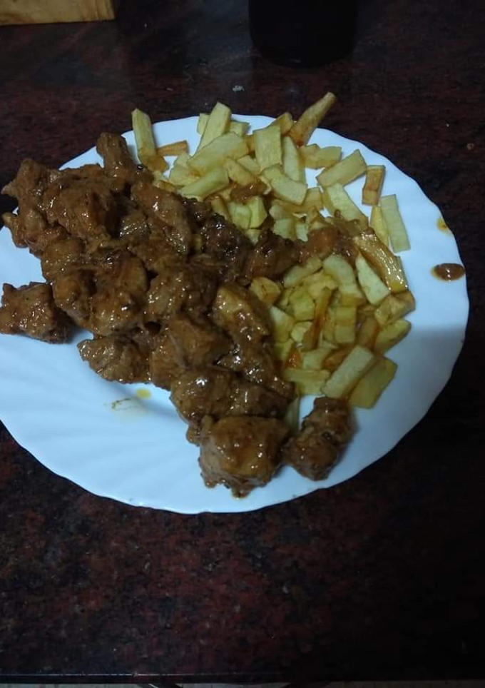 Una foto de Cochino moruno a mi estilo con papas fritas
