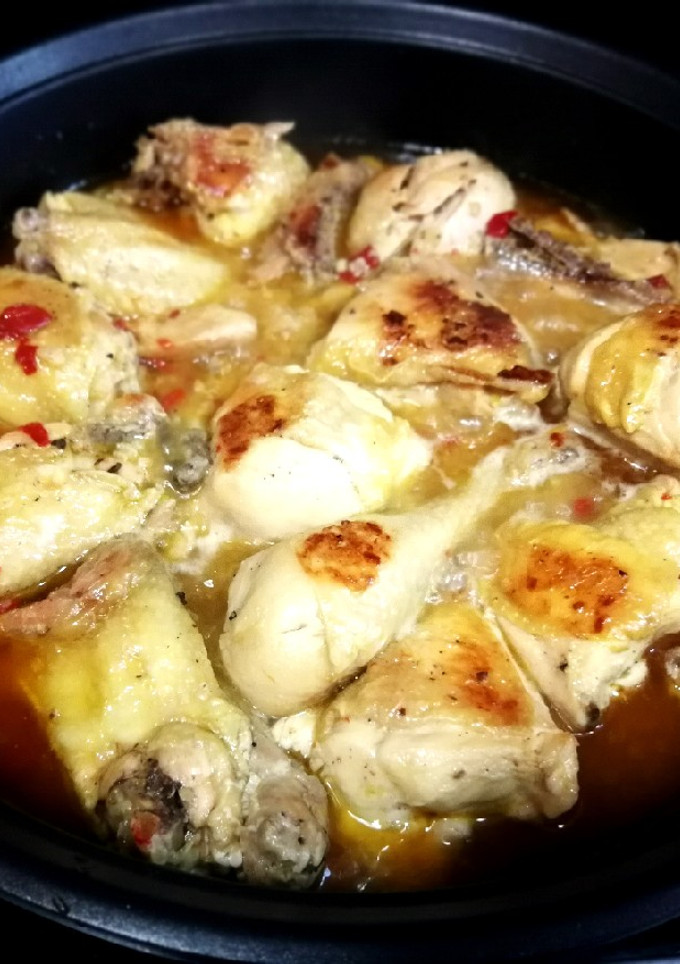 Una foto de Pollo campero al ajillo y pimientos de piquillo