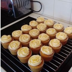 A picture of Golden syrup cupcakes.