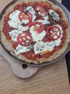 Una foto de Pizza con masa de coliflor